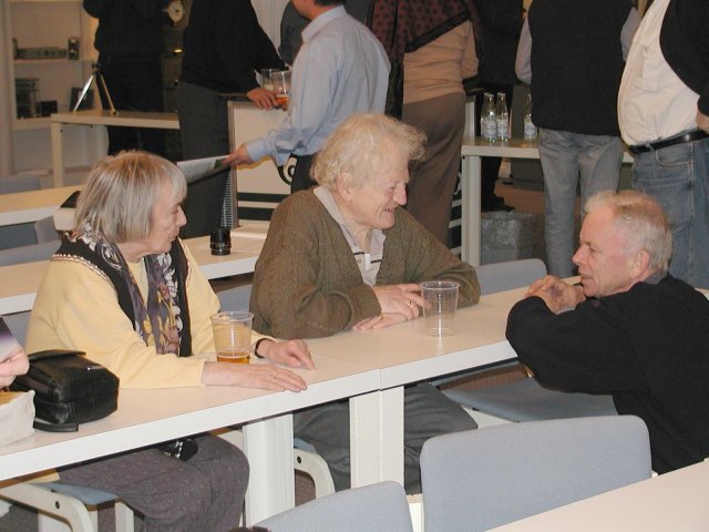 Jørn Jensen og frue i samtale med Erling Thomsen