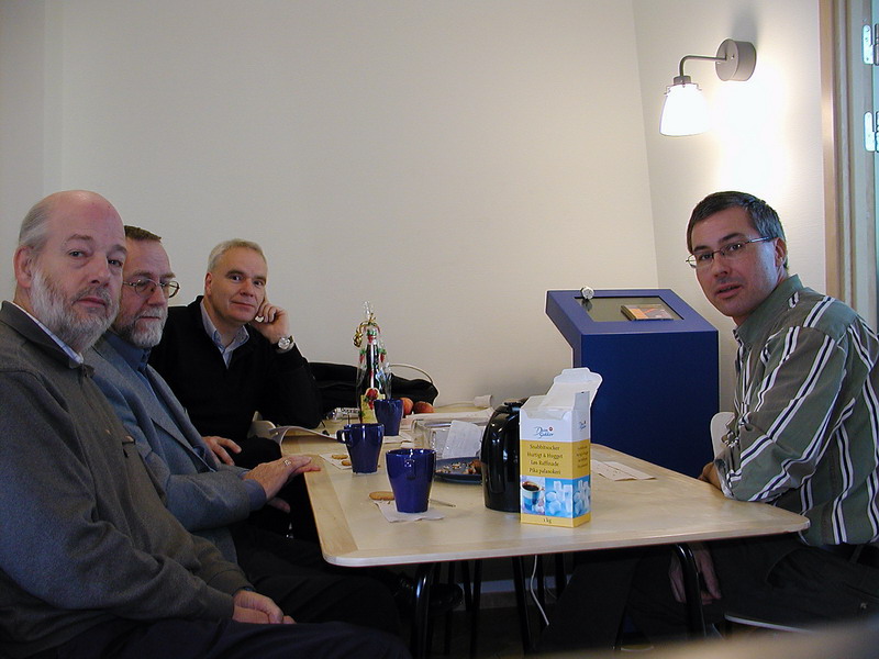 Møde i kaffestuen på IT-ceum søndag 14. nov. 2004.