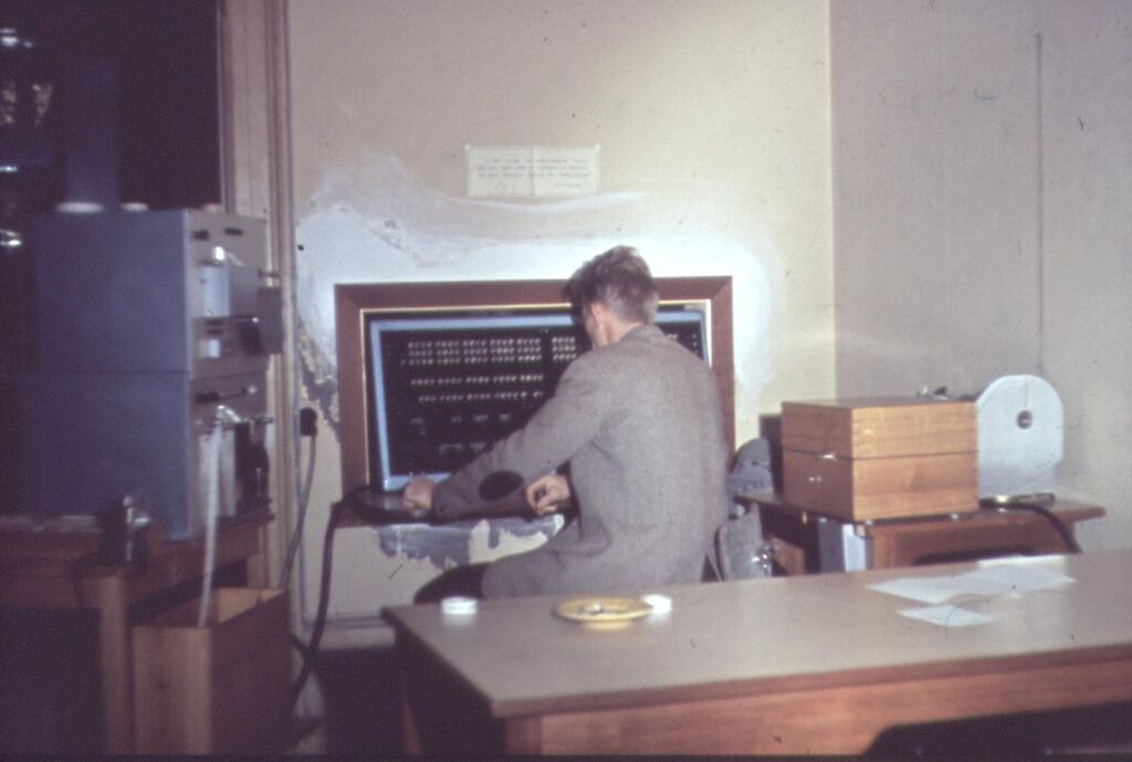 NN (Finn Larsen?) ved DASKs kontrolbord