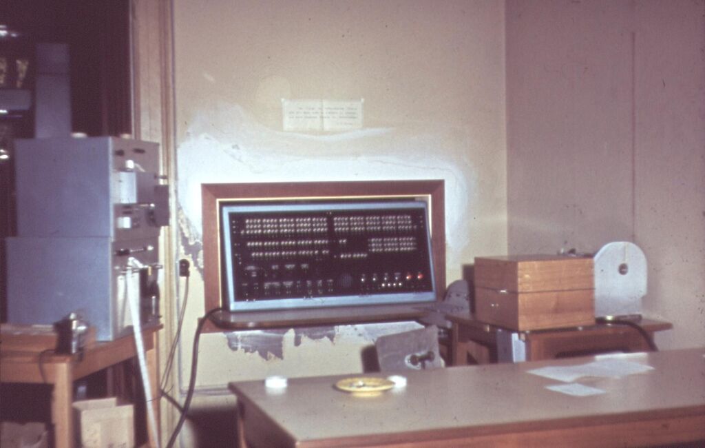 DASKs kontrolbord med diverse ind- og udlæseapparatur