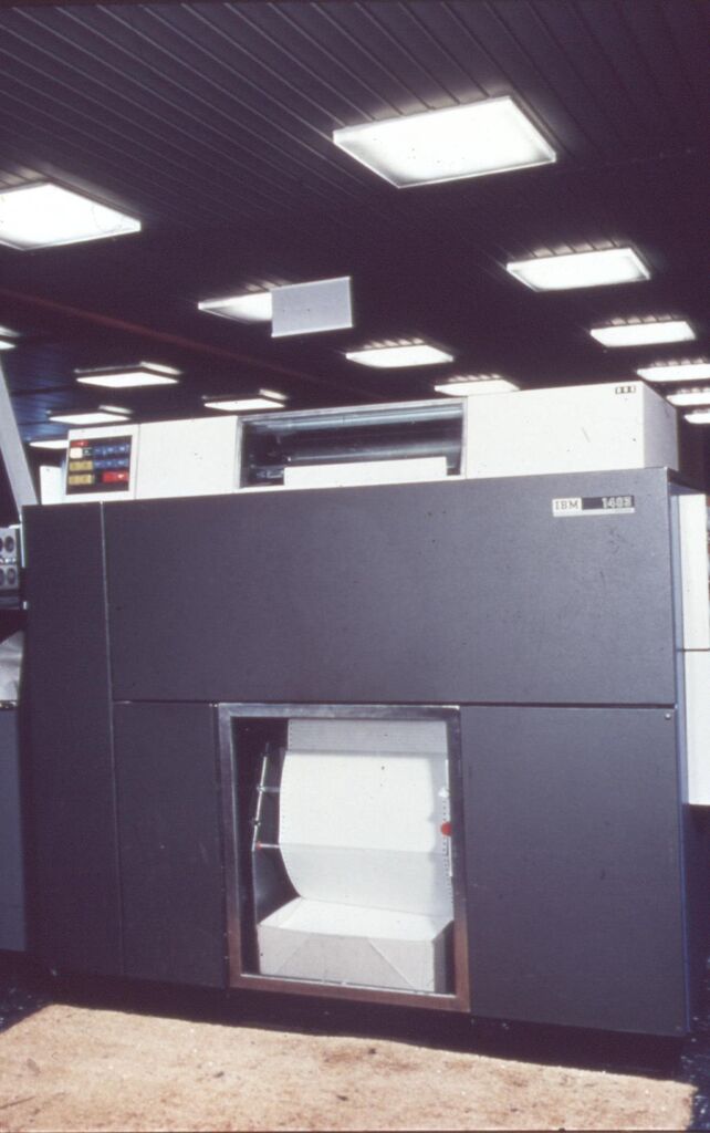 IBM 1403 printer, model N1. 1000-1200 lpm, afhængig af printkæde. Fandtes også med en kæde til brailleskrift og til noder.
