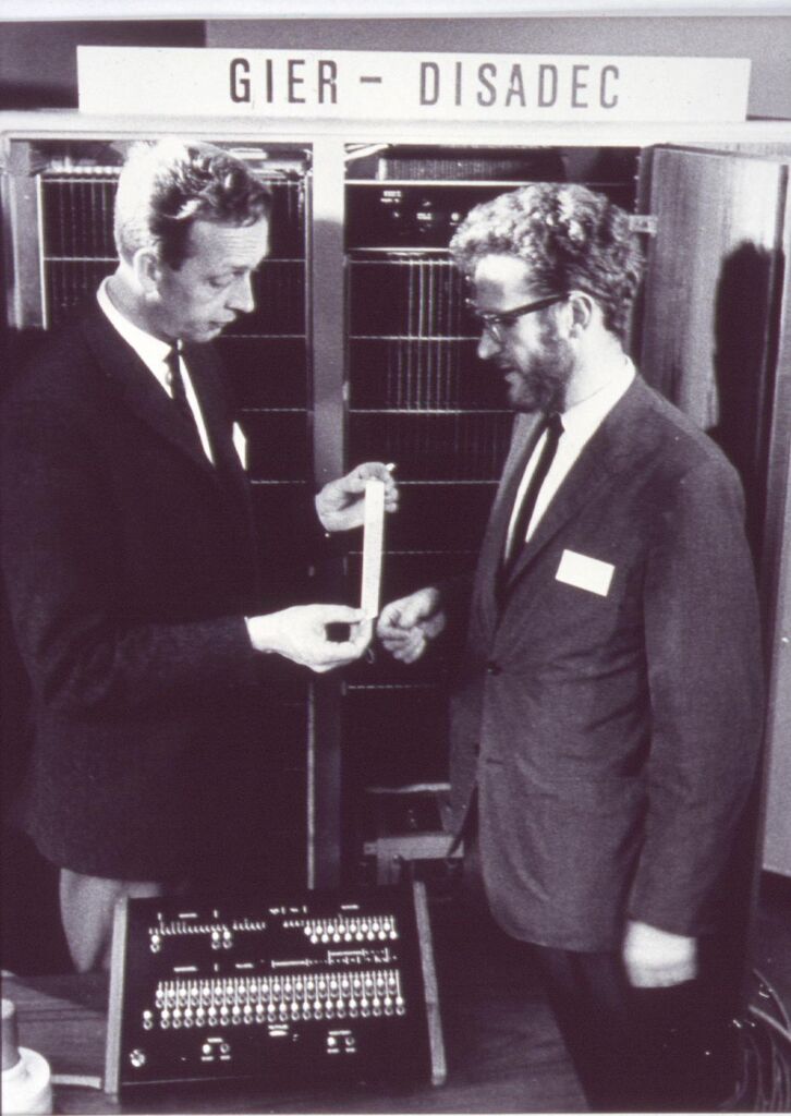 Niels Ivar Bech (tv) og Peter Naur foran GIER maskine