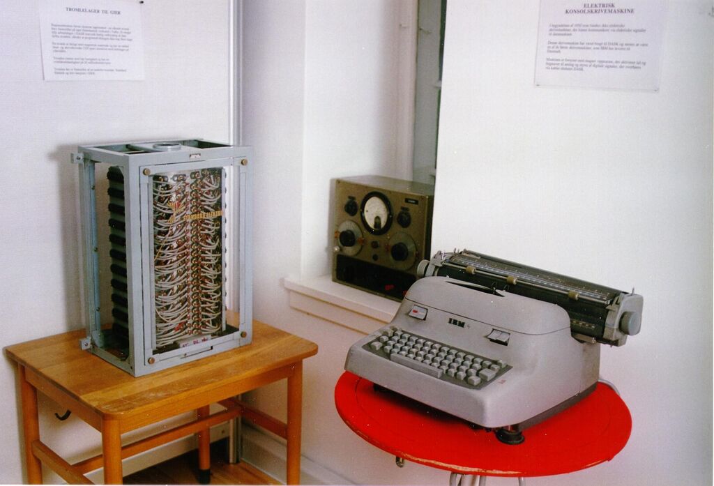Til venstre: Tromlelager, til højre: automatisk skrivemaskine