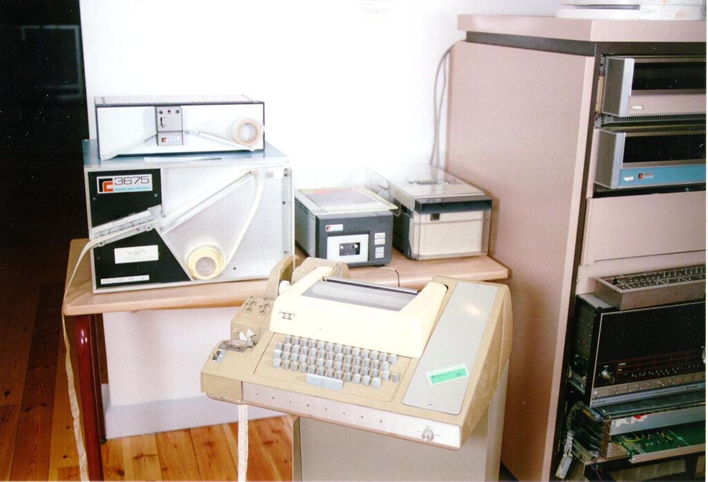 Til venstre: RC2000 strimmellæser, forrest i midten: en teletype, til højre en RC7000
