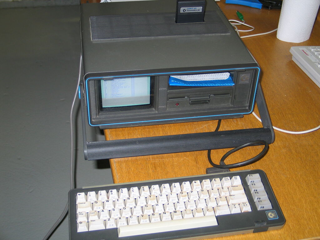Bærbar Commodore 64 med Comal kapsel. Softwaren beregner pladefoldninger på en teknisk skole.