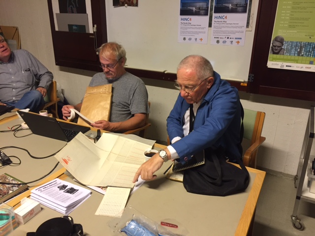 ??? fortæller om hans arbejde, mens Mogens Kjær foretager optisk analyse af en af Sørens hulstrimler. Yderst til venstre sidder Finn Verner Nielsen og lytter med.